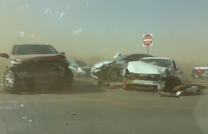 شاهد.. رياح عاتية تتسبب بوقوع عدة حوادث تصادم على طريق سريع في تكساس