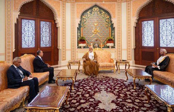  سلطان عمان يبحث مع وزير الخارجية المصري مستجدات الأوضاع الراهنة في المنطقة