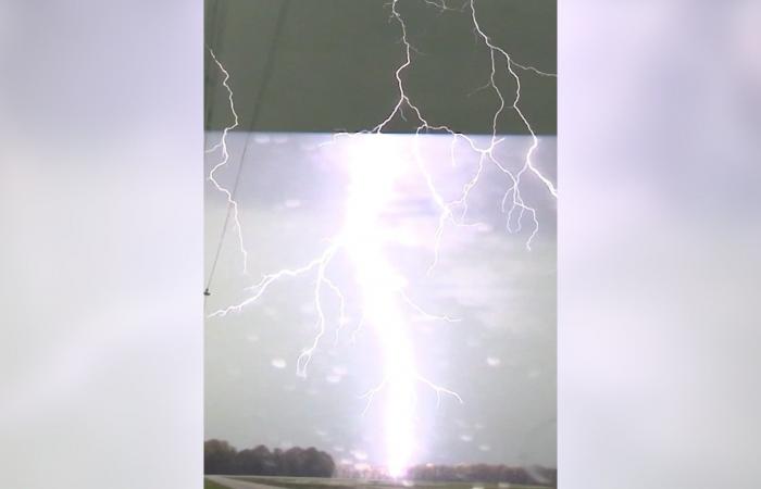 مشاهد مهيبة.. برق وأعاصير تخترق سماء شمال أركنساس بأمريكا