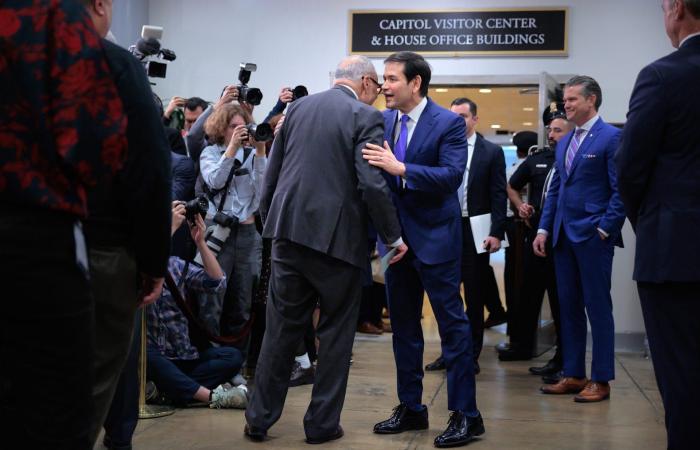 هذه علامة الأحذية التي ينتعلها دونالد ترامب ويهديها للمسؤولين في البيت الأبيض