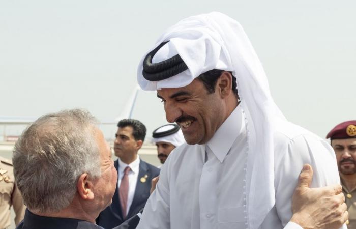 سمو الأمير يتقدم مستقبلي ملك الأردن