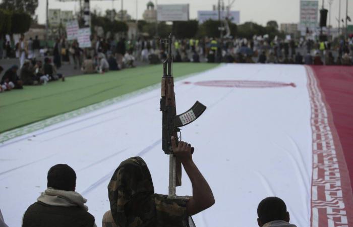 الحوثيون
      يكثفون
      التجنيد
      استعداداً
      لاحتمالات
      التصعيد
      الداخلي
      والإقليمي