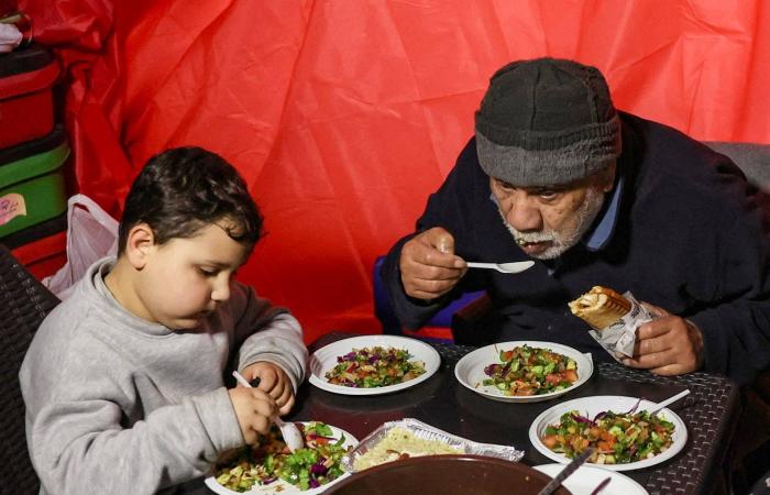 نازحون
      لبنانيون
      يفضلون
      العودة
      إلى
      قراهم
      على
      البقاء
      في
      الشارع