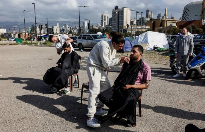 نازحون
      لبنانيون
      يفضلون
      العودة
      إلى
      قراهم
      على
      البقاء
      في
      الشارع