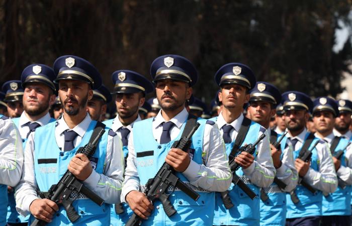 لبنان:
      912
      قتيلاً
      وأكثر
      من
      ألفي
      جريح
      حصيلة
      الغارات
      الإسرائيلية
      منذ
      بدء
      الحرب