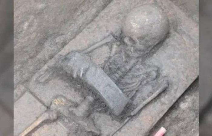 أحزمة محاربين برونزية  في مقبرة عمرها «2500» عام