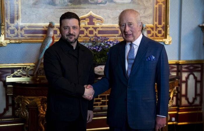 ستارمر
      يؤكد
      لزيلينسكي
      ضرورة
      إبقاء
      التركيز
      على
      أوكرانيا
      رغم
      الحرب
      في
      إيران