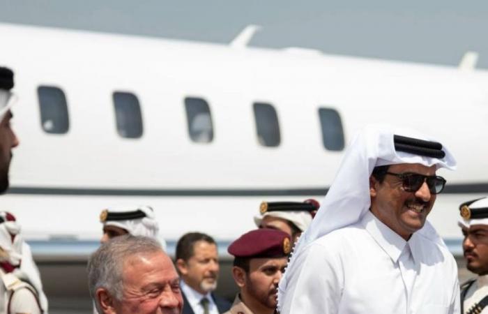 سمو الأمير يتقدم مستقبلي ملك الأردن