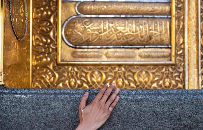 «مدد
      مدد»...
      لوحات
      فطرية
      لتجليات
      الفلكلور
      في
      عالم
      حسن
      الشرق