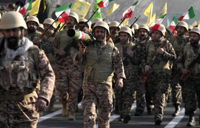 سكان
      طهران
      يفرون
      من
      القصف
      شمالاً
      إلى
      «الريفييرا»
      الإيرانية
      الهادئة