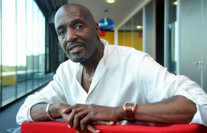 فنان
      ينحت
      العجائب
      برموشه