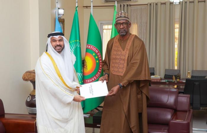 وزير الشؤون الخارجية بجمهورية مالي يتسلم نسخة من أوراق اعتماد سفير دولة قطر