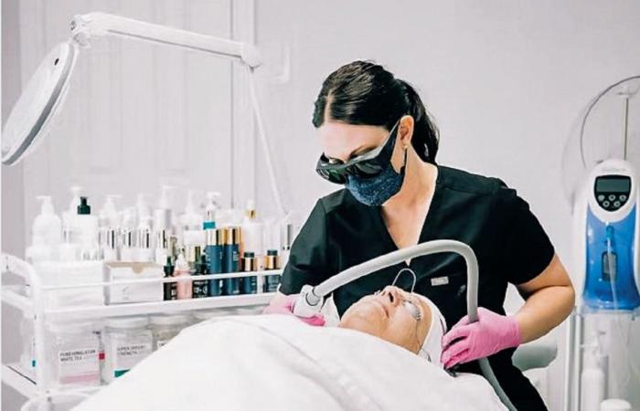 مختصون لـ "الشرق": ازدحام عيادات التجميل قبل العيد.. والبوتكس وإبر النضارة في الصدارة