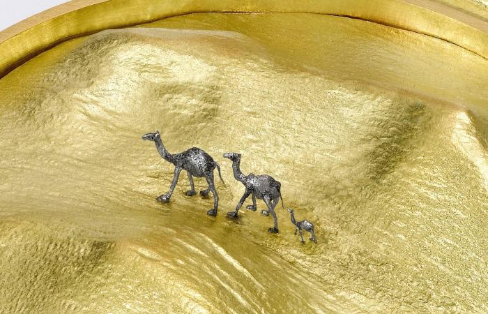 فنان
      ينحت
      العجائب
      برموشه