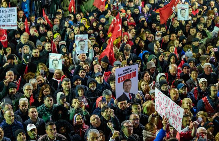 تركيا:
      المعارضة
      تتعهد
      هزيمة
      إردوغان
      في
      الانتخابات
      المقبلة