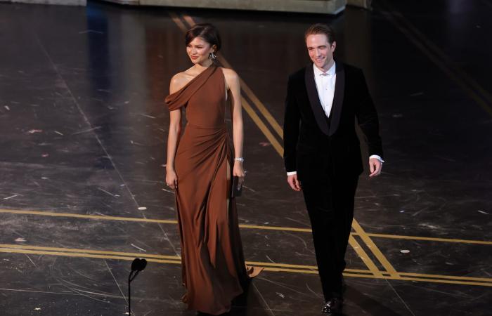 بعد 11 عامًا.. زيندايا ترتدي فستانًا قديمًا على السجادة الحمراء