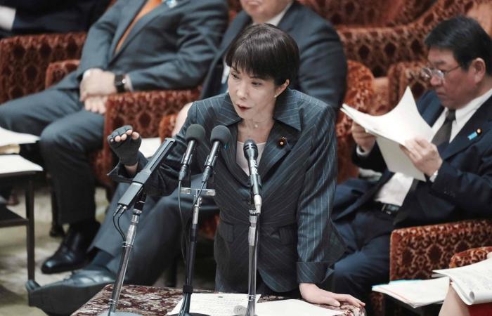 زعيم
      كوريا
      الشمالية
      يشرف
      على
      مناورة
      عسكرية
      شملت
      استخدام
      دبابة
      جديدة