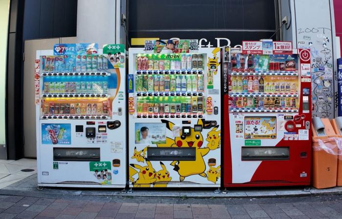 تواجه أزمة كبيرة.. لماذا قد تختفي آلات البيع الشهيرة في اليابان؟