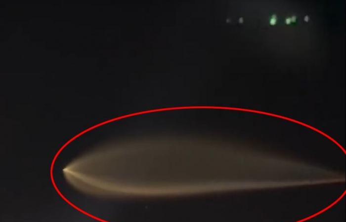 سائق
      يرصد
      جسماً
      غامضاً
      متوهجاً
      فوق
      طريق
      سريع
      في
      أمريكا
      (صور)