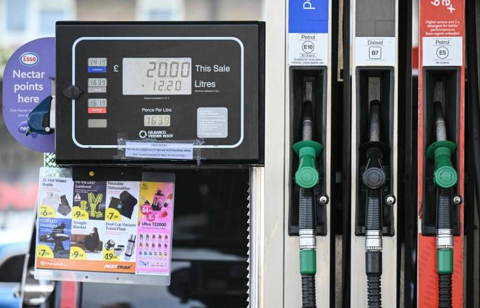 الذهب
      يتراجع
      بأكثر
      من
      6
      %
      والفضة
      تهوي
      10.7
      %
      مع
      اشتعال
      جبهة
      النفط