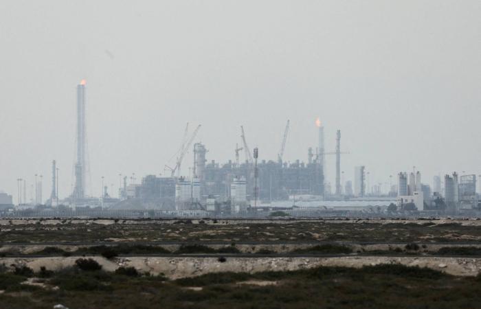 الذهب
      يتراجع
      بأكثر
      من
      6
      %
      والفضة
      تهوي
      10.7
      %
      مع
      اشتعال
      جبهة
      النفط