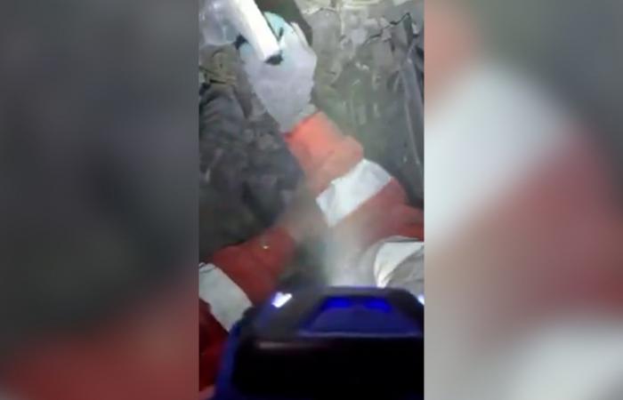 شاهد.. امرأة محاصرة تحت الركام في طهران تسأل: هل طفلي ما زال حيًّا؟