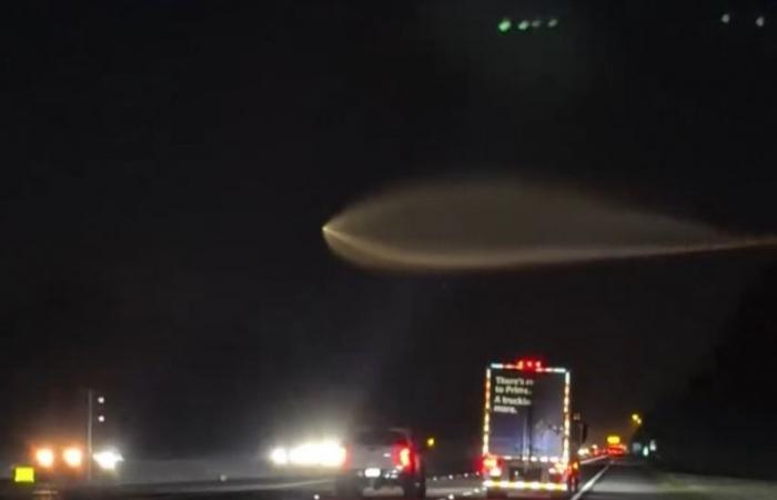 سائق
      يرصد
      جسماً
      غامضاً
      متوهجاً
      فوق
      طريق
      سريع
      في
      أمريكا
      (صور)