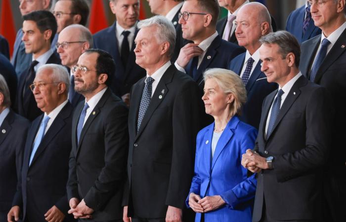 فاراج
      سيحظر
      صلاة
      الجماعة
      في
      بريطانيا
      إذا
      أصبح
      رئيساً
      للحكومة