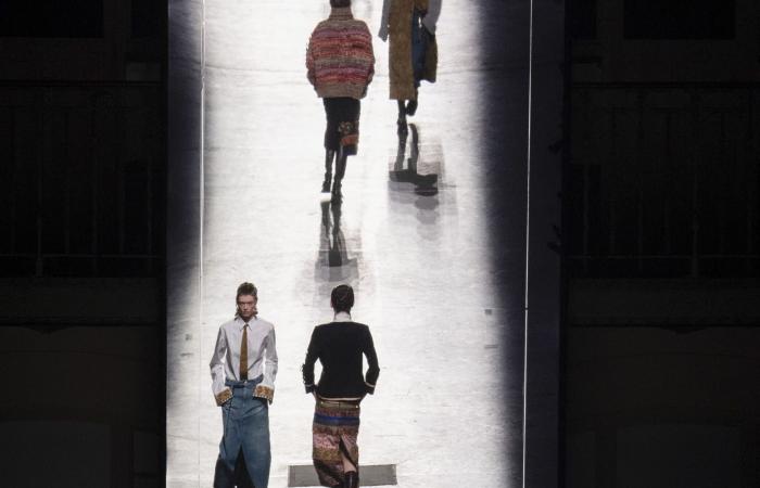 الرفاهية في زمن الأزمات.. كيف ترسم الموضة بسمة على الوجوه المتعبة؟