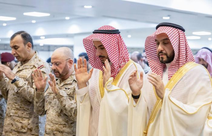 خالد
      بن
      سلمان
      ينقل
      إشادة
      القيادة
      بالدور
      البطولي
      للقوات
      المسلحة