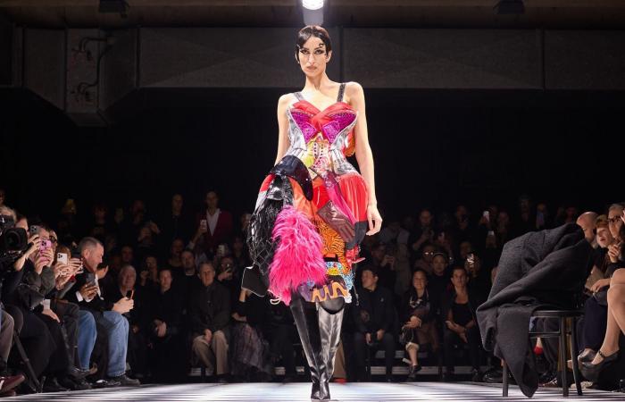 عروض بلا هواتف.. باريس تُحيي روح التسعينيات في أسبوع الموضة