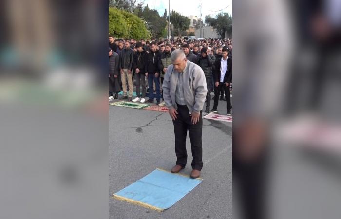 مسلمون يؤدون صلاة العيد في شوارع القدس بظل استمرار إغلاق المسجد الأقصى