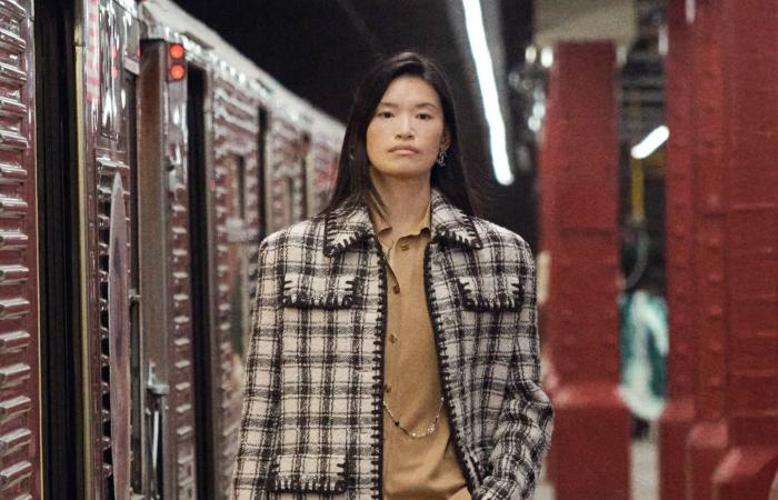 هاري ستايلز يحمل أكثر حقيبة مرغوبة عالميًّا.. من صمّمها؟