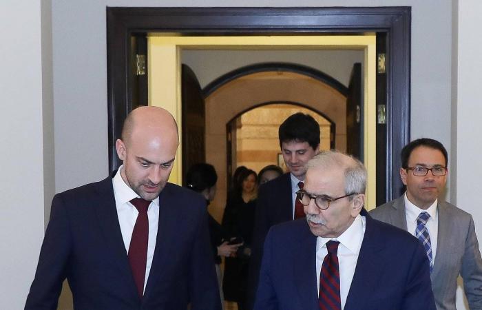 انسداد
      الأفق
      أمام
      باريس
      لوقف
      النار
      لربطه
      لبنانياً
      بإيران