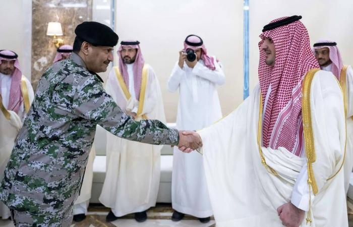 وزير
      الداخلية
      السعودي
      يُثمّن
      كفاءة
      الأمن
      في
      التعامل
      مع
      مختلف
      التحديات
