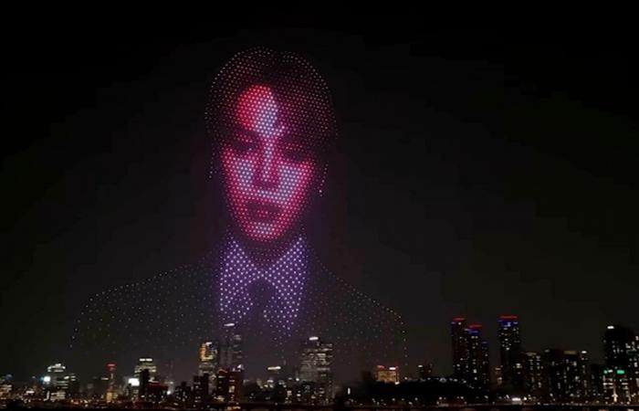 طائرات مسيّرة ترسم وجوه BTS.. عرض مبهر يضيء سماء سيؤول ليلًا