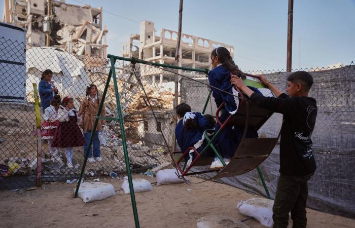 آثار
      الحرب
      تخيّم
      على
      أجواء
      عيدَي
      الفطر
      والأم
      في
      قطاع
      غزة