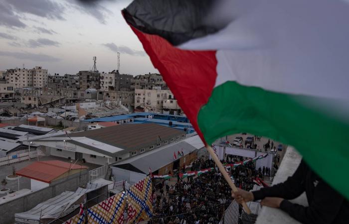 آثار
      الحرب
      تخيّم
      على
      أجواء
      عيدَي
      الفطر
      والأم
      في
      قطاع
      غزة