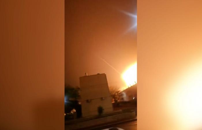 شاهد.. صاروخ إيراني يضرب مبنى في ديمونا بجنوب إسرائيل