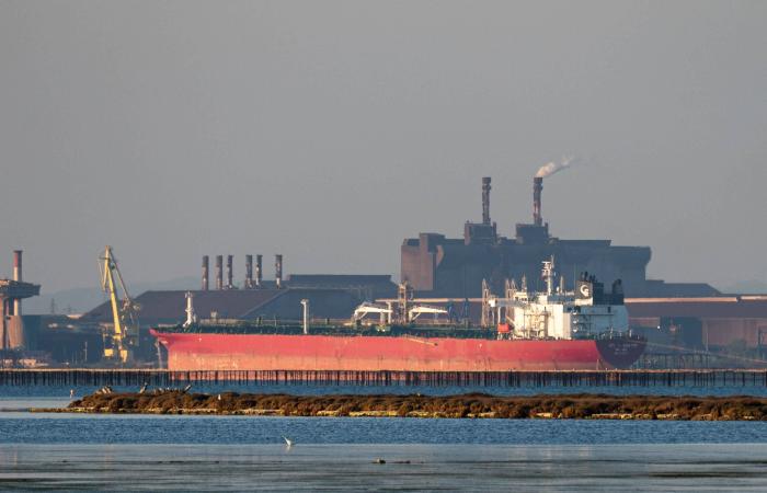 «يونايتد
      إيرلاينز»
      الأميركية
      تستعد
      لوصول
      النفط
      إلى
      175
      دولاراً
      للبرميل