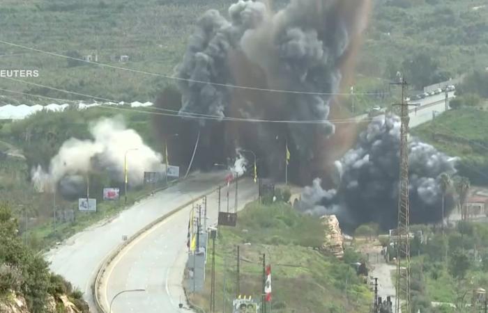 لحظة قصف إسرائيل جسرًا حيويًا فوق نهر الليطاني في لبنان