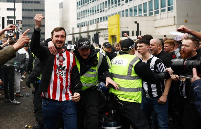 إساءات
      عنصرية
      توقف
      مباراة
      نيوكاسل
      وسندرلاند