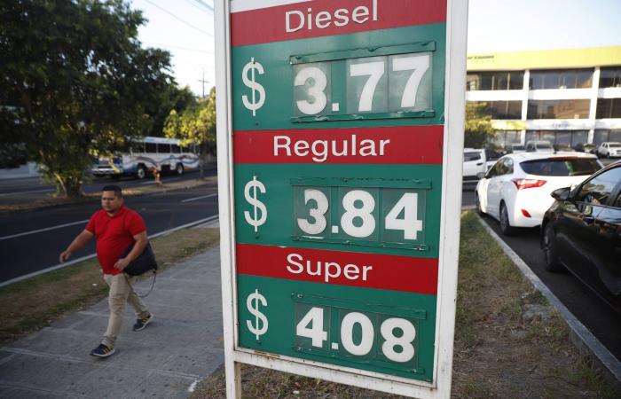 العالم
      يواجه
      أزمة
      حادة
      مع
      اقتراب
      وصول
      آخر
      شحنات
      الغاز
      الخليجية