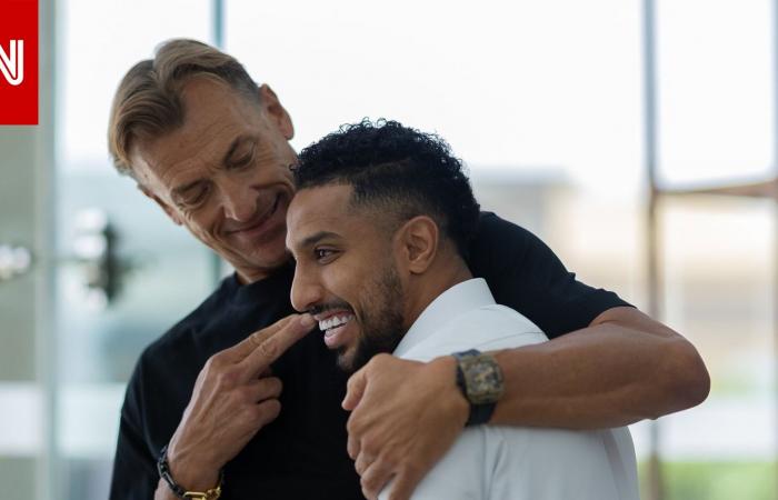 متابعة: لقطة عناق رينارد لسالم الدوسري خلال التحاق الأخير بمعسكر المنتخب تخطف الأنظار