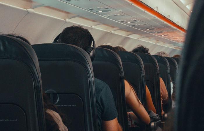 قرار جديد من شركة طيران أمريكية.. يمكن الآن طرد الركاب الذين يرفضون استخدام سماعات الرأس