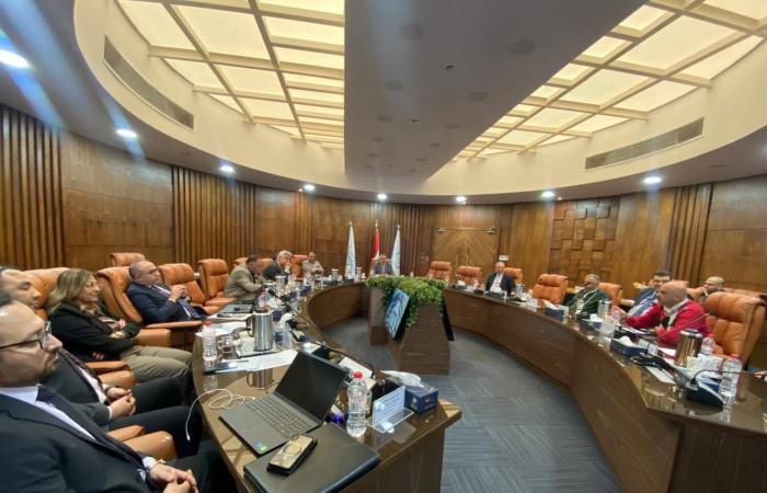 تساؤلات
      في
      مصر
      بشأن
      مدى
      تأثرها
      حال
      قصف
      مفاعل
      ديمونة
      بإسرائيل