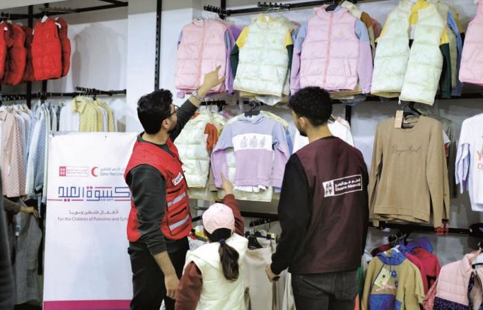 «التعليم فوق الجميع» توزع الملابس على أطفال غزة
