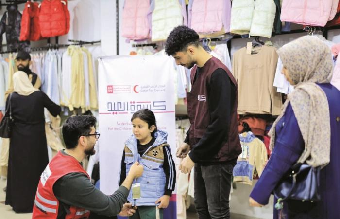 «التعليم فوق الجميع» توزع الملابس على أطفال غزة