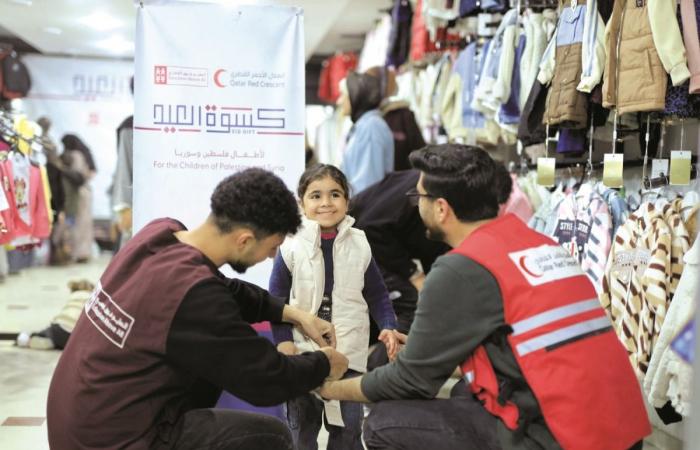 «التعليم فوق الجميع» توزع الملابس على أطفال غزة