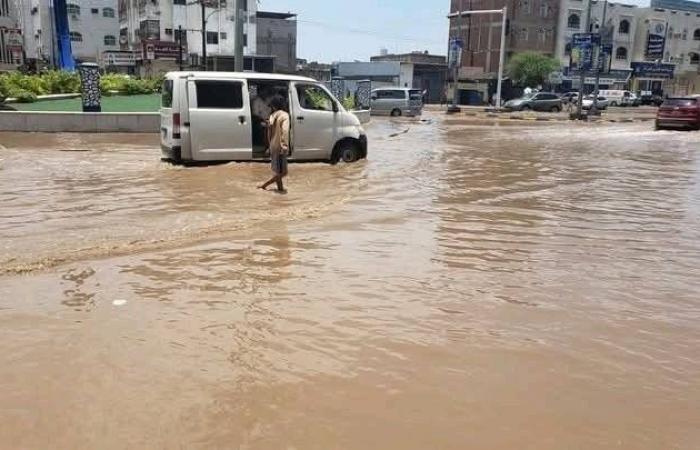 مياه
      الأمطار
      تغمر
      شوارع
      عدن